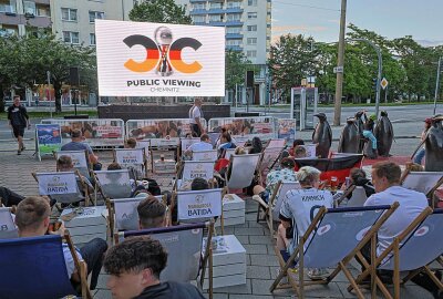 Public Viewing in der Chemnitzer City: Fans feiern den späten Gruppensieg - Die Fans bejubeln den deutschen Gruppensieg in der Chemnitzer City. Fotos: Harry Härtel