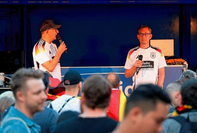 Public Viewing in der Chemnitzer City: Fans feiern den späten Gruppensieg - Radio Chemnitz ist auch von der Partie.. Fotos: Harry Härtel