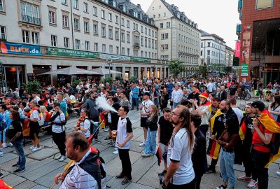 Public Viewing in der Chemnitzer City: Fans feiern den späten Gruppensieg - Die Fans bejubeln den deutschen Gruppensieg in der Chemnitzer City. Fotos: Harry Härtel