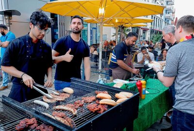 Public Viewing in der Chemnitzer City: Fans feiern den späten Gruppensieg - Es wird für reichlich Verpflegung gesorgt. Fotos: Harry Härtel