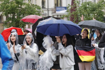 Trotz des ungemütlichen Regenwetters ließen es sich die begeisterten Fans nicht nehmen, das spannende Spiel der deutschen Mannschaft gegen Ungarn auf der großen Leinwand zu verfolgen. Foto: Harry Härtel
