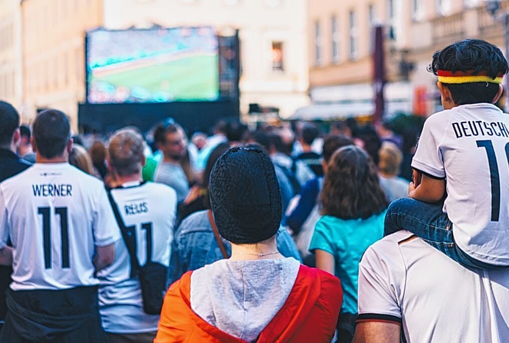 Public Viewing zur Fußball-EM: Chemnitzer City wird zur Fanmeile - Ab dem 14. Juni können Fans beim Public Viewing gemeinsam die Daumen drücken. Foto: exclusiv events