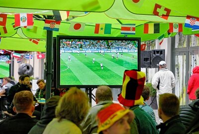 Public Viewing zur Fußball-EM: Chemnitzer City wird zur Fanmeile - 2018 zum Public Viewing in Chemnitz: Fußballfans kommen zum Spiel Deutschland - Schweden. Foto: Harry Härtel/Archiv