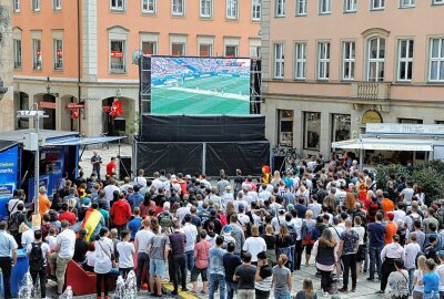 Public Viewing zur Fußball-EM: Chemnitzer City wird zur Fanmeile - Zur Fußball-Europameisterschaft wird es in der Inneren Klosterstraße zwischen Jakobikirchplatz und "Brazil" wieder eine Fanmeile geben. Foto: Harry Härtel/Archiv