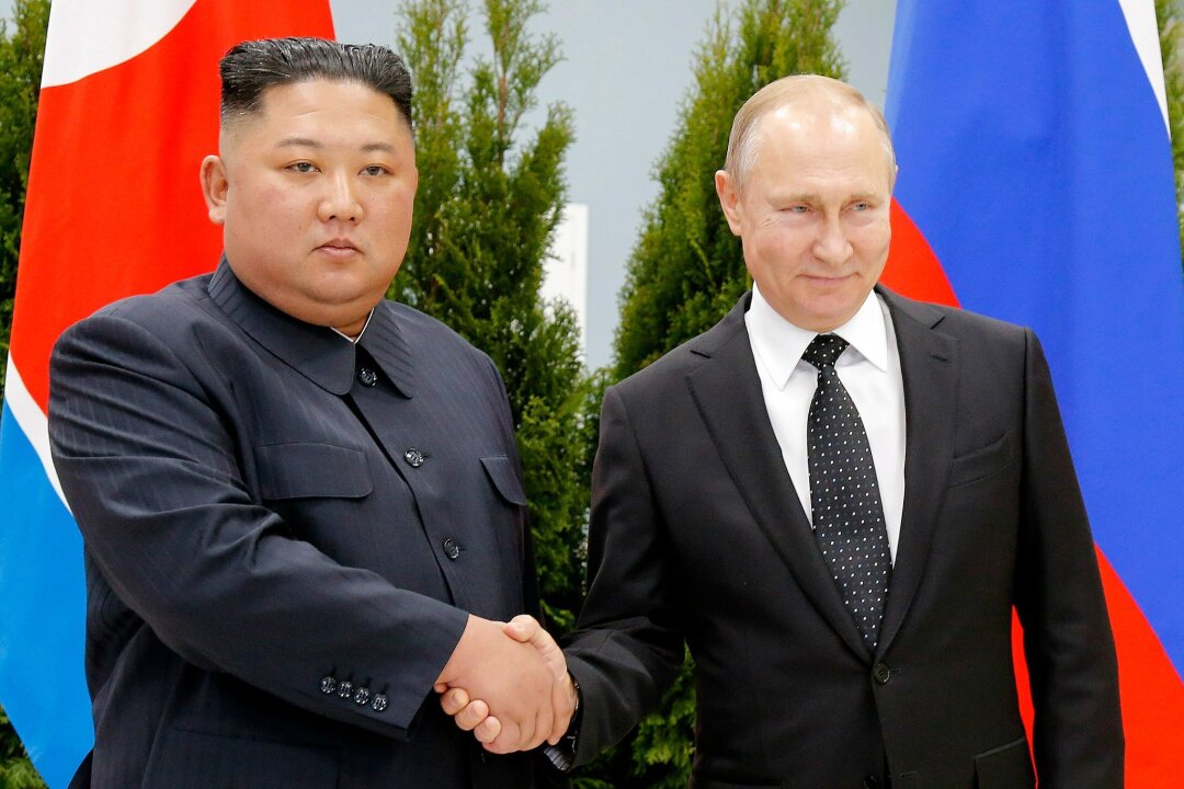 Putin besucht Nordkorea und Vietnam - Russlands Präsident Wladimir Putin (r) will nach Angaben aus dem Kreml in das international isolierte Nordkorea reisen. Er trifft dort Kim Jong Un, wie schon hier 2019.