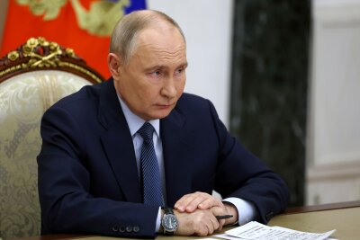 Putin kündigt Serienproduktion neuer Rakete an - Putin fordert bei der Rede vor Militärs und Beamten des Rüstungskomplexes die Serienproduktion der neuen Rakete.