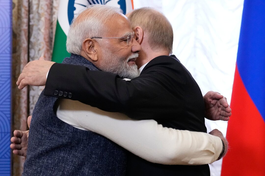 Putin möchte Brics zu einem neuen Machtzentrum aufbauen - Die Umarmung mit Modi liefert Putin eins der nötigen Bilder, um zu demonstrieren, dass er international trotz Krieg nicht isoliert ist.