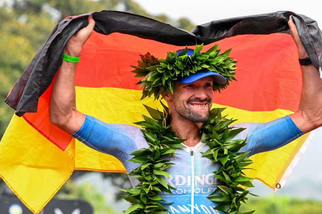 Quallen-Attacke, Tränen und Triumph: Langes Hawaii-Triple - Stolzer Sieger: Patrick Lange gewinnt den Ironman auf Hawaii und jubelt.