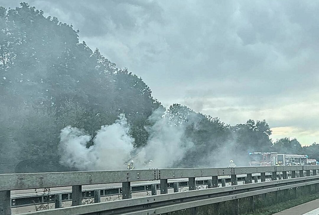 Qualm am Dreieck Nossen: Auffahrunfall mit zwei schwerverletzten Personen - Am Dreieck Nossen qualmt ein Fahrzeug. Foto: privat