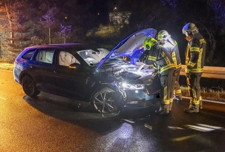 Qualmentwicklung nach Unfall im Erzgebirge: Zwei Skoda kollidieren miteinander - Gegen 19 Uhr kollidierten an einer Grundstückseinfahrt zwei Skoda miteinander. 