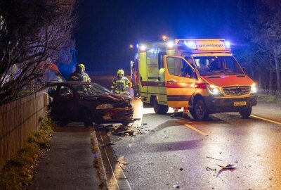 Qualmentwicklung nach Unfall im Erzgebirge: Zwei Skoda kollidieren miteinander - Somit wurde die Feuerwehr Hermannsdorf, Rettungsdienst und Polizei zur Einsatzstelle alarmiert.