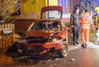 Qualmentwicklung nach Unfall im Erzgebirge: Zwei Skoda kollidieren miteinander - Angekommen, sicherten die Kameraden die Unfallstelle ab, klemmten die Batterien ab und nahmen auslaufende Betriebsmittel auf. 