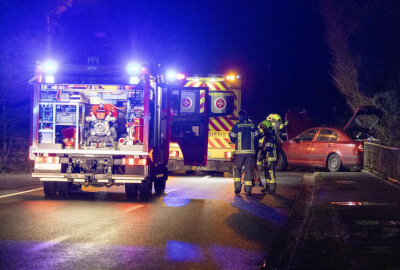 Qualmentwicklung nach Unfall im Erzgebirge: Zwei Skoda kollidieren miteinander - Im Einsatz waren ca. 15 Kameraden.