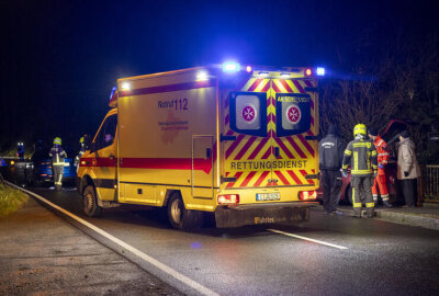 Qualmentwicklung nach Unfall im Erzgebirge: Zwei Skoda kollidieren miteinander - Die Polizei ermittelt zur Unfallursache.