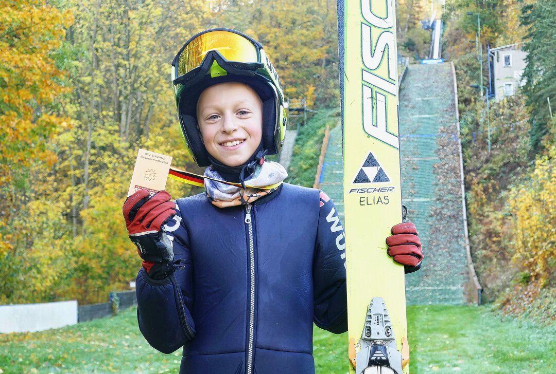 Quereinsteiger aus Pobershau glänzt in der Nordischen Kombination - Stolz präsentiert Elias Berthold die Medaille, die er als Kombinierer im Deutschen Schülercup erkämpft hat. Foto: Andreas Bauer