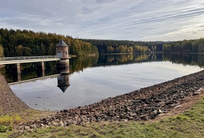 "Querenbachtalsperre" im Erzgebirge ist seit 70 Jahren in Betrieb - Die Talsperre Stollberg ist vor 70 Jahren in Betrieb gegangen. Foto: Ralf Wendland