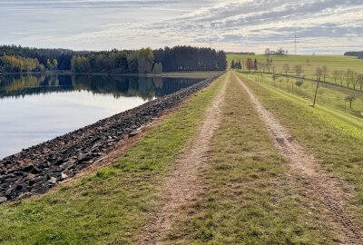 "Querenbachtalsperre" im Erzgebirge ist seit 70 Jahren in Betrieb - Die Talsperre Stollberg ist vor 70 Jahren in Betrieb gegangen. Foto: Ralf Wendland