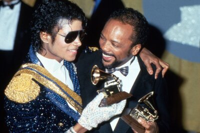 Quincy Jones: Diese 5 musikalischen Meilensteine müssen Sie kennen - Michael Jackson (links) wurde auch deshalb zum "King of Pop", weil er mit Quincy Jones einen Ausnahmemusikproduzenten an seiner Seite hatte.