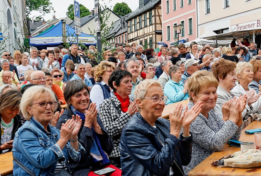 Quirlige Festmeile zum Treuener Hutzentag - Vor der Hauptbühne am Treuener Marktplatz ist gute Laune angesagt. Foto: Thomas Voigt