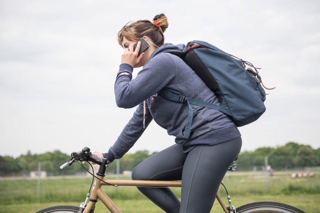 Radfahren: Warum Konzentration im Verkehr lebenswichtig ist - Sicher so nicht: Für das Telefonieren am Lenker gelten ähnliche Regeln wie bei der Nutzung elektronischer Geräte am Steuer eines Autos.