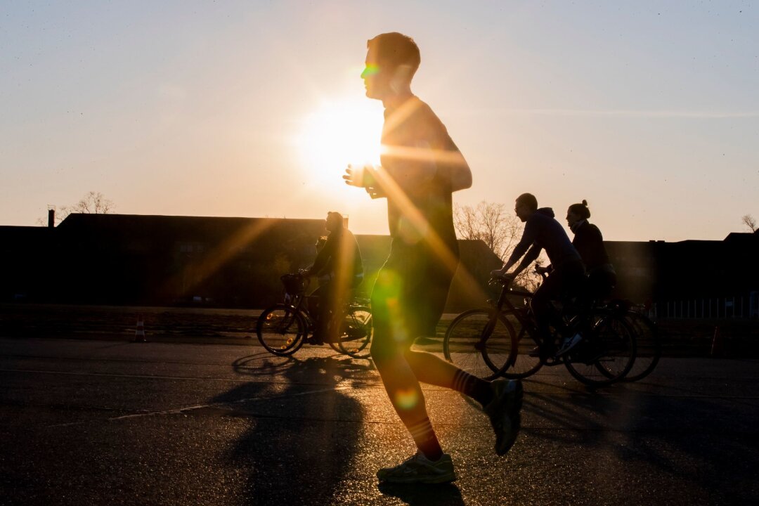 Radfahrer muss Jogger Schmerzensgeld bezahlen - Spaß an der Bewegung: Damit Fußgänger und Radler gesund und sicher unterwegs sind, erfordert es umsichtiges Verhalten von allen Seiten.