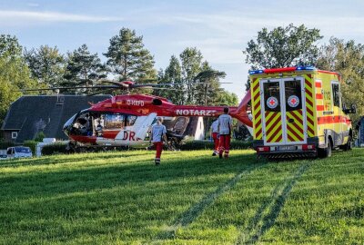 Radfahrer und Auto kollidieren: Rettungshubschrauber im Einsatz - Ein Rettungshubschrauber flog den schwer verletzten Mann nach der Erstversorgung in ein Klinikum nach Görlitz. Foto: Xcitepress