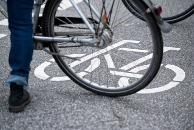 Radfahrerin bei Unfall schwer verletzt - Eine Radfahrerin wurde beim Abbiegen von einem Auto erfasst. (Foto Illustration).