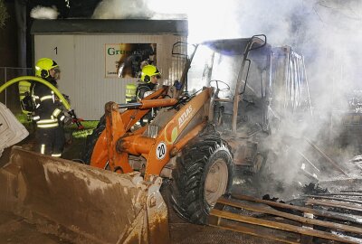 Radlader in Vollbrand: Mann nach Brandstiftung gestellt - Am Freitagabend kam es am Küchwaldring zu einem Vollbrand eines Baggers. Foto: Jan Härtel