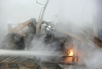 Radlader in Vollbrand: Mann nach Brandstiftung gestellt - Am Freitagabend kam es am Küchwaldring zu einem Vollbrand eines Baggers. Foto: Jan Härtel