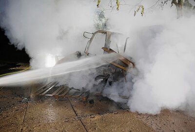 Radlader in Vollbrand: Mann nach Brandstiftung gestellt - Am Freitagabend kam es am Küchwaldring zu einem Vollbrand eines Baggers. Foto: Jan Härtel