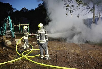 Radlader in Vollbrand: Mann nach Brandstiftung gestellt - Am Freitagabend kam es am Küchwaldring zu einem Vollbrand eines Baggers. Foto: Jan Härtel