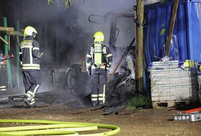 Radlader in Vollbrand: Mann nach Brandstiftung gestellt - Am Freitagabend kam es am Küchwaldring zu einem Vollbrand eines Baggers. Foto: Jan Härtel