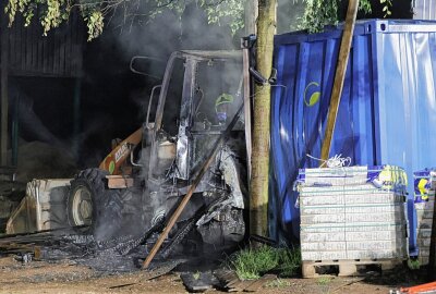 Radlader in Vollbrand: Mann nach Brandstiftung gestellt - Am Freitagabend kam es am Küchwaldring zu einem Vollbrand eines Baggers. Foto: Jan Härtel