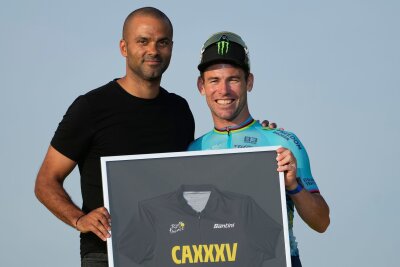 Radsport-Ikone Cavendish beendet Karriere - Wurde für seine 35 Etappensiege bei der Tour de France geehrt: Mark Cavendish (r).