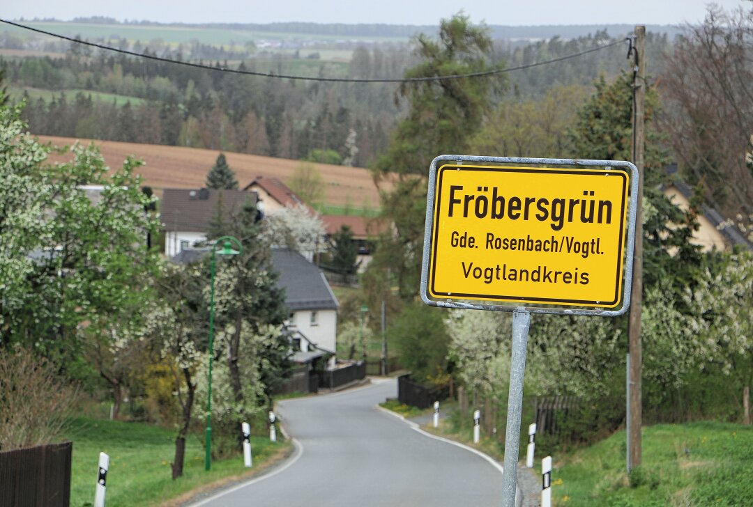 Räte legen Veto gegen Solarpläne im Vogtland ein - Idyllisch liegt der kleine Ort Fröbersgrün. Foto: Simone Zeh