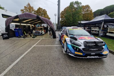 Der Gewinner der Rallylegend 2024 war Adrien Formaux mit einem Ford Puma Rally1 (l. im Bild). Rechts sieht man den Ford Fiesta WRC Plus von Istvan Schubert. Foto: privat