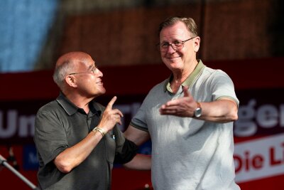 Ramelow hält "Aktion Silberlocke" für spannende Überlegung - Thüringens scheidender Ministerpräsident Bodo Ramelow (r) von der Linken findet Sympathien für Pläne seines Parteikollegen Gregor Gysi. (Archivbild)