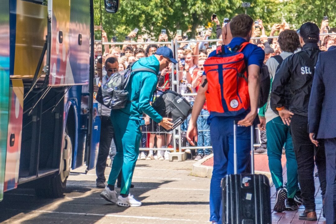 Rangelei bei EM-Ankunft von Cristiano Ronaldo in Leipzig - Bei der Ankunft der portugiesischen Fußballmannschaft kam es zu einer Auseinandersetzung. Foto: Archeopix