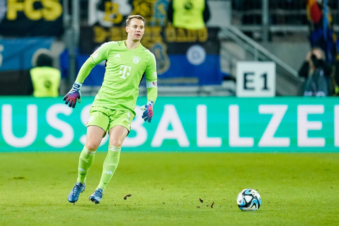 Rasen als Stolperfalle? Bayern spielen auch im "Himalaya" - Vor einem Jahr strauchelten die Bayern, hier Manuel Neuer am Ball, auf dem vom Regen aufgeweichten Rasen in Saarbrücken. 