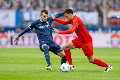 Rasen als Stolperfalle? Bayern spielen auch im "Himalaya" - Jamal Musiala (r) spielte bei Bayerns 5:0 in Bochum groß auf.