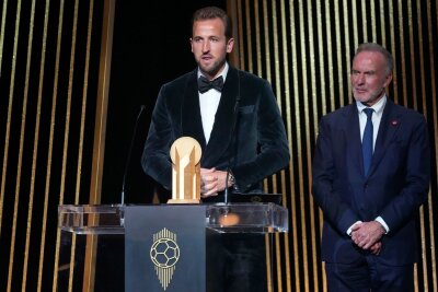 Rasen als Stolperfalle? Bayern spielen auch im "Himalaya" - Harry Kane (l) bei der Ballon d'Or-Veranstaltung am Montagabend in Paris, neben ihm der frühere Bayern-Chef Karl-Heinz Rummenigge.