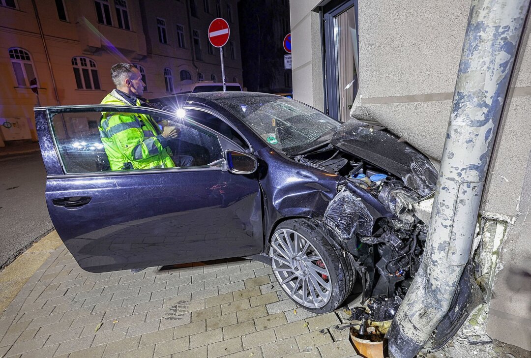 Raser ohne Führerschein crasht in Zwickau in Hauswand - Insassin schwer verletzt - Rasante Verfolgungsjagd endet in Hauswand in Zwickau. Foto: Andreas Kretschel