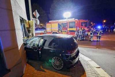 Raser ohne Führerschein crasht in Zwickau in Hauswand - Insassin schwer verletzt - Rasante Verfolgungsjagd endet in Hauswand in Zwickau. Foto: Andreas Kretschel