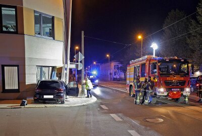 Raser ohne Führerschein crasht in Zwickau in Hauswand - Insassin schwer verletzt - Rasante Verfolgungsjagd endet in Hauswand in Zwickau. Foto: Andreas Kretschel