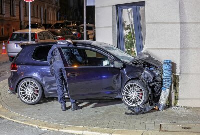 Raser ohne Führerschein crasht in Zwickau in Hauswand - Insassin schwer verletzt - Rasante Verfolgungsjagd endet in Hauswand in Zwickau. Foto: Andreas Kretschel