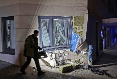 Raser ohne Führerschein crasht in Zwickau in Hauswand - Insassin schwer verletzt - Rasante Verfolgungsjagd endet in Hauswand in Zwickau. Foto: Andreas Kretschel