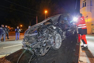 Raser ohne Führerschein crasht in Zwickau in Hauswand - Insassin schwer verletzt - Rasante Verfolgungsjagd endet in Hauswand in Zwickau. Foto: Andreas Kretschel