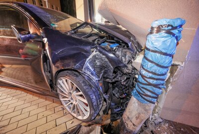 Raser ohne Führerschein crasht in Zwickau in Hauswand - Insassin schwer verletzt - Rasante Verfolgungsjagd endet in Hauswand in Zwickau. Foto: Andreas Kretschel