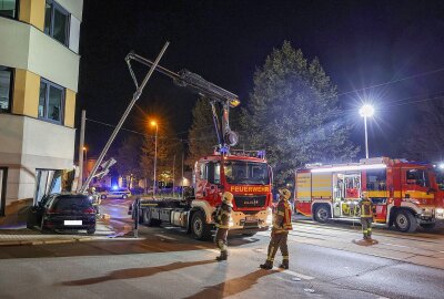 Raser ohne Führerschein crasht in Zwickau in Hauswand - Insassin schwer verletzt - Rasante Verfolgungsjagd endet in Hauswand in Zwickau. Foto: Andreas Kretschel