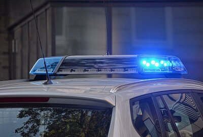 Raubüberfall auf Autohaus: Polizei sucht nach Zeugen - Zwei unbekannte Täter haben am Mittwochabend am Weberweg in Wilthen die Besitzerin eines Autohauses beraubt und eine größere Menge Bargeld erbeutet. Foto: Adobe Stock